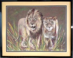 Couple de lions dans la savane dans les herbes