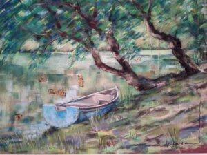 Barque bleue au bord de l'eau sous des arbres en été