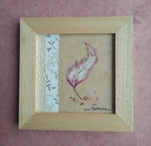Plume délicate peinte sur collage papier rose et beige