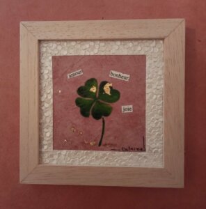 Trèfle stylisé sur collage papier rose, tour papier gaufré ivoire