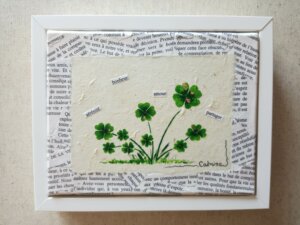 Trèfles porte bonheur avec mots clé : bonheur, partage, amour..