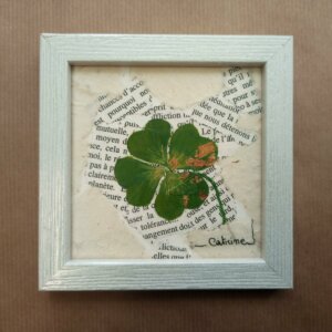 Gros trèfle à 4 feuilles sur collage papier, avec feuille d'or