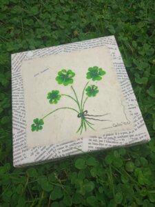 Bouquet de trèfles à 4 feuilles sur toile blanche avec écriture