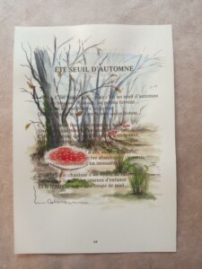 Gros champignon au pied d'un arbre à l'automne sur un chemin