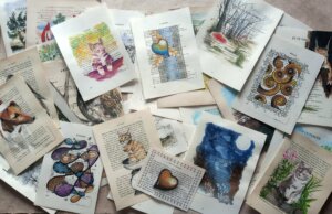 Mélange d’œuvres peintes à la gouache présentées à plat sur une table