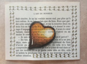 Symbole cœur orange sur page de livre avec bordure autour