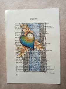 Symbole cœur bleu sur page de livre avec géométrie orange autour