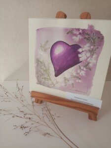 Cœur stylisé violet entouré de feuillage givré