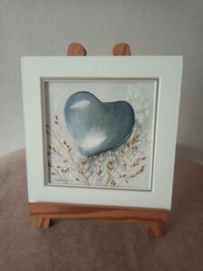 Cœur stylisé bleu tout en transparence agrémenté de légères graminées