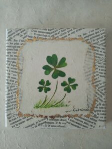 Trèfle à 4 feuilles sur toile avec feuille d'or et page de livre collé