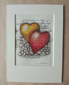 Deux symboles Cœur Rouge et Jaune entrelacées sur page de livre