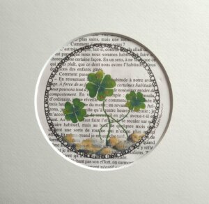 Trèfles porte bonheur dans un cercle agrémenté de pierres au sol