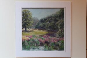 L'été dans un champs avec des bottes de pailles et fleurs roses